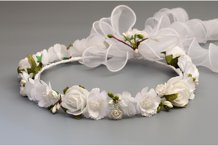 Komplet dodatków komunijnych: wianek, ozdoba na rękę, świecę i torebkę