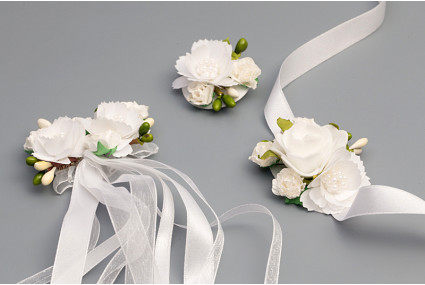 Komplet dodatków komunijnych: wianek, ozdoba na rękę, świecę i torebkę