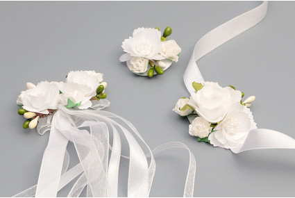 Komplet dodatków komunijnych: wianek, ozdoba na rękę, świecę i torebkę